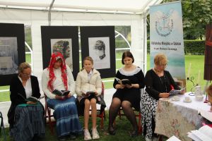 Zdjęcie czytajacych bibliotekarzy