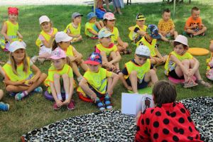 Dzieci słuchają wiersza czytanego przez biedronkę
