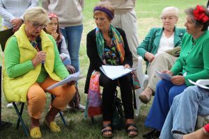Zdjęcie przedstawia ludzi w na spotkaniu z poezja Wislawy Szymborskiej