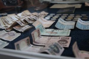 Zdjęcie przedstawia eksponaty z czasów PRLu