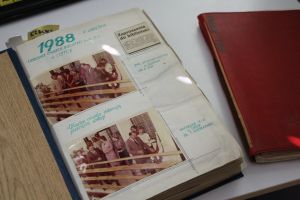 Zdjęcie przedstawia eksponaty z czasów PRLu