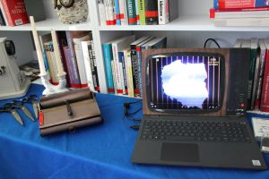 Zdjęcie przedstawia eksponaty z czasów PRLu