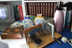 Zdjęcie przedstawia eksponaty z czasów PRLu