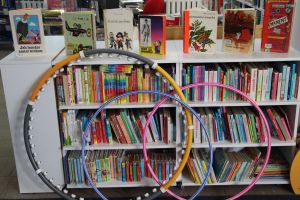 Zdjęcie przedstawia eksponaty z czasów PRLu