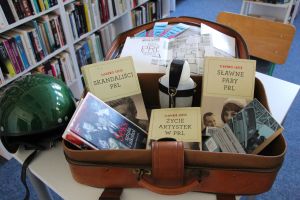 Zdjęcie przedstawia eksponaty z czasów PRLu