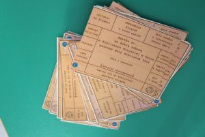 Zdjęcie przedstawia eksponaty z czasów PRLu