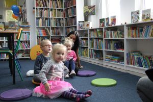 zdjęcie przedstawia dzieci biorące udział w zajęciach