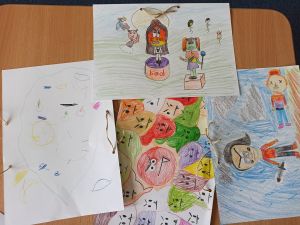 zdjęcie przedstawia prace plastyczne dzieci