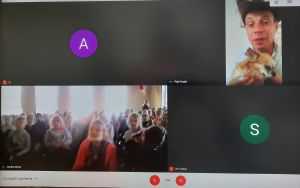 Zrzut ekranu ze spotkania Toma Justyniarskiego z uczniami Szkoły Podstawowej Adventure w Ustce