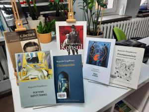 Ludzie w bibliotece podczas spotkania autorskiego