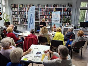 Ludzie w bibliotece podczas spotkania autorskiego