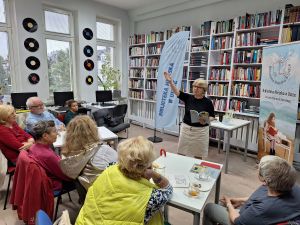 Ludzie w bibliotece podczas spotkania autorskiego