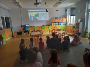 Dzieci ze Słonecznikowego Przedszkola w Ustce podczas warsztatów z Marcinem Koziołem w ramach projektu Biblioteka - Naturalnie!