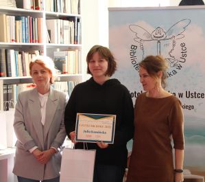 Zdjęcie przedstawia ludzi w bibliotece