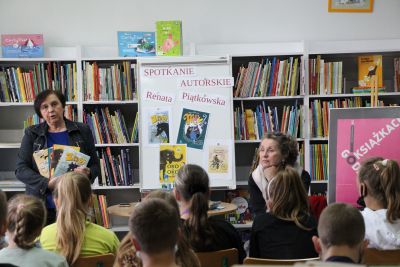 Zdjęcie przedstawia panie Renatę Piątkowską i Malwinę Kożurno.Spotkanie autorskie w ramach DKK dla dzieci