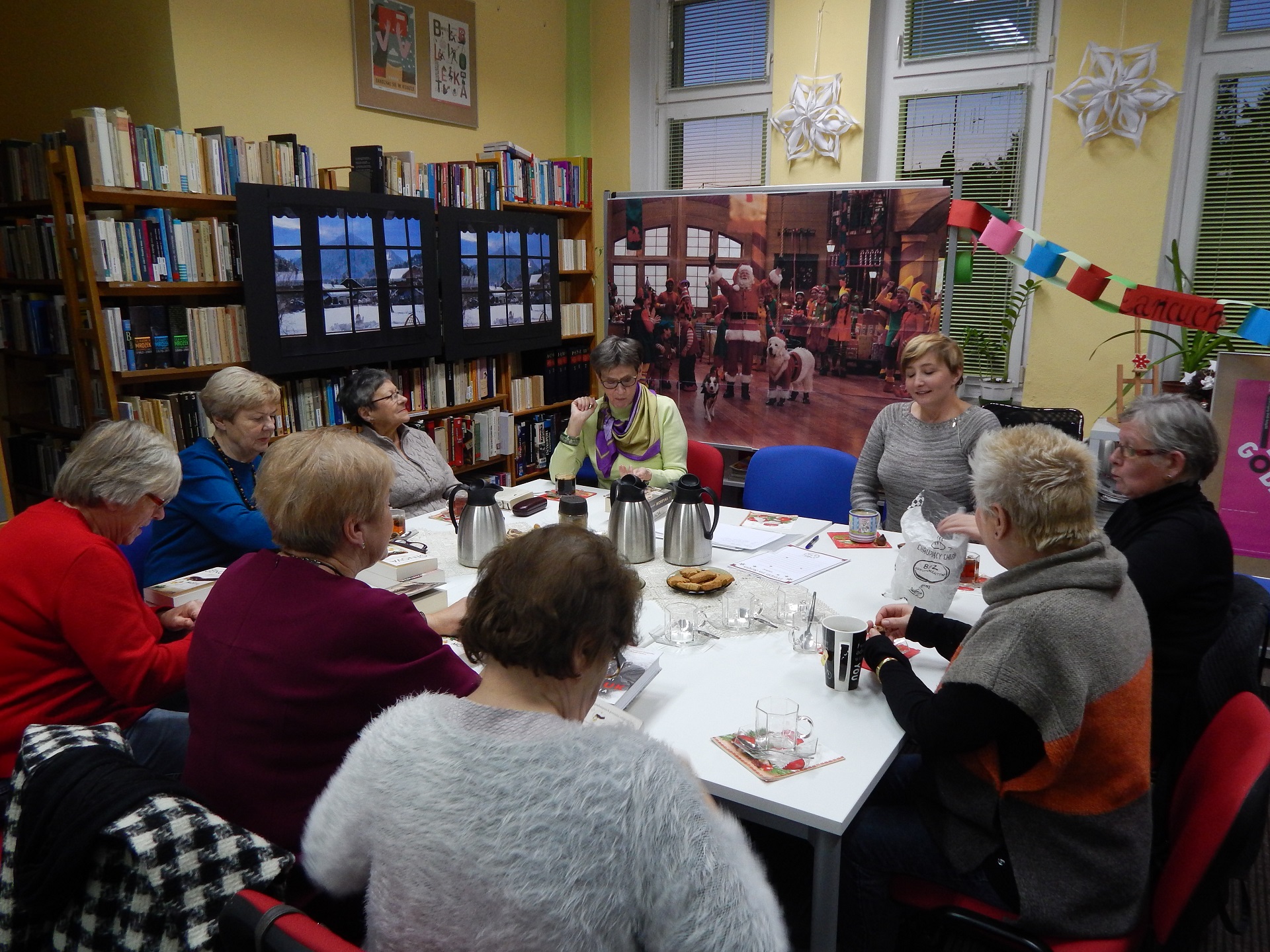 Zdjęcie ze spotkania Dyskusyjnego Klubu Książki dla Dorosłych z 13 grudnia 2017 roku.