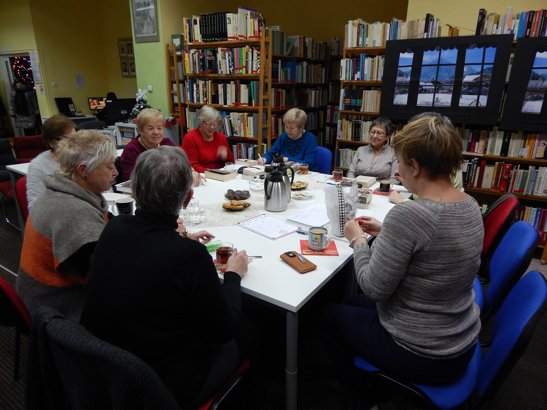 Zdjęcie ze spotkania Dyskusyjnego Klubu Książki dla Dorosłych z 13 grudnia 2017 roku.