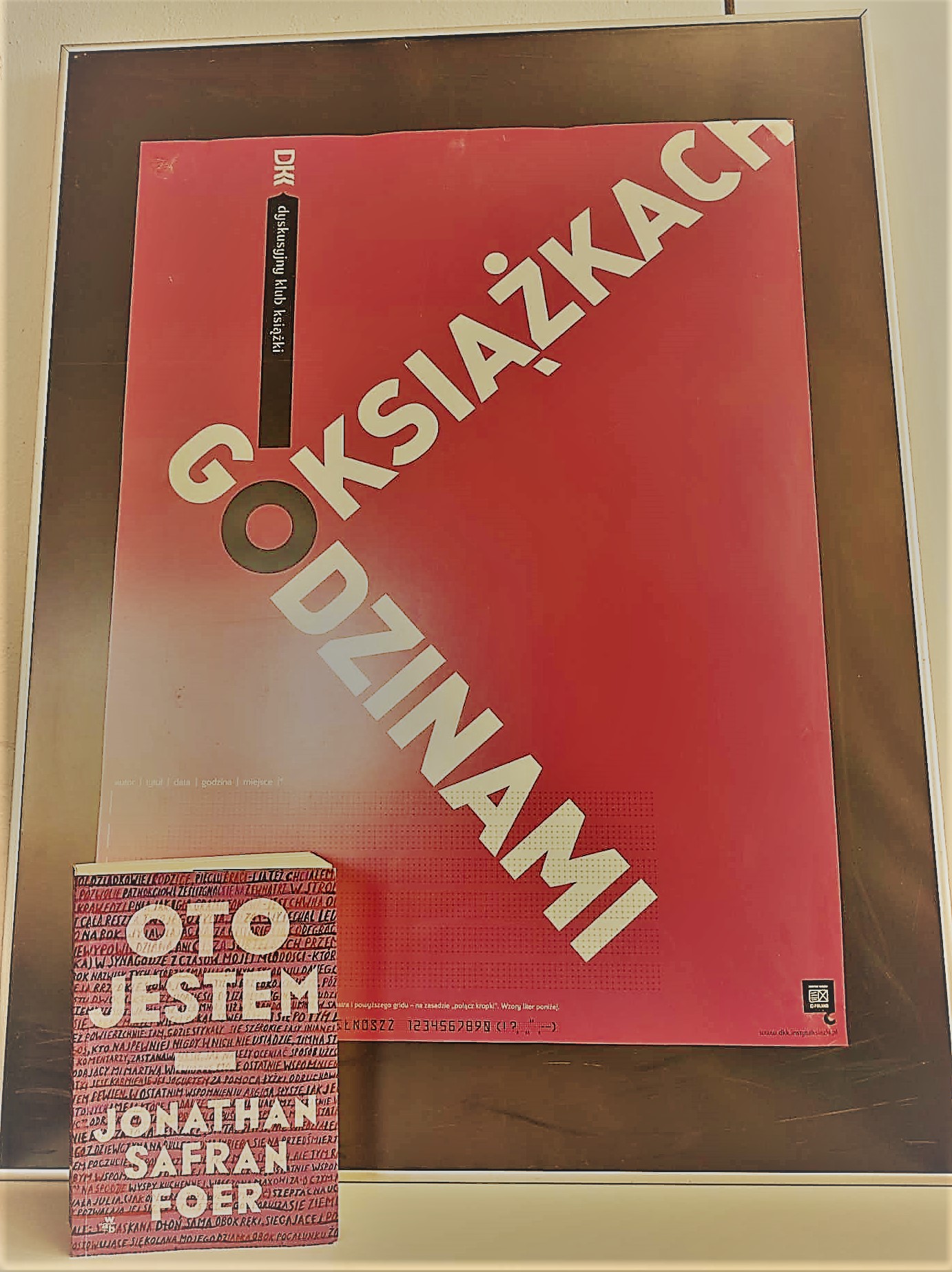 Zdjęcie przedstawia książkę i plakat