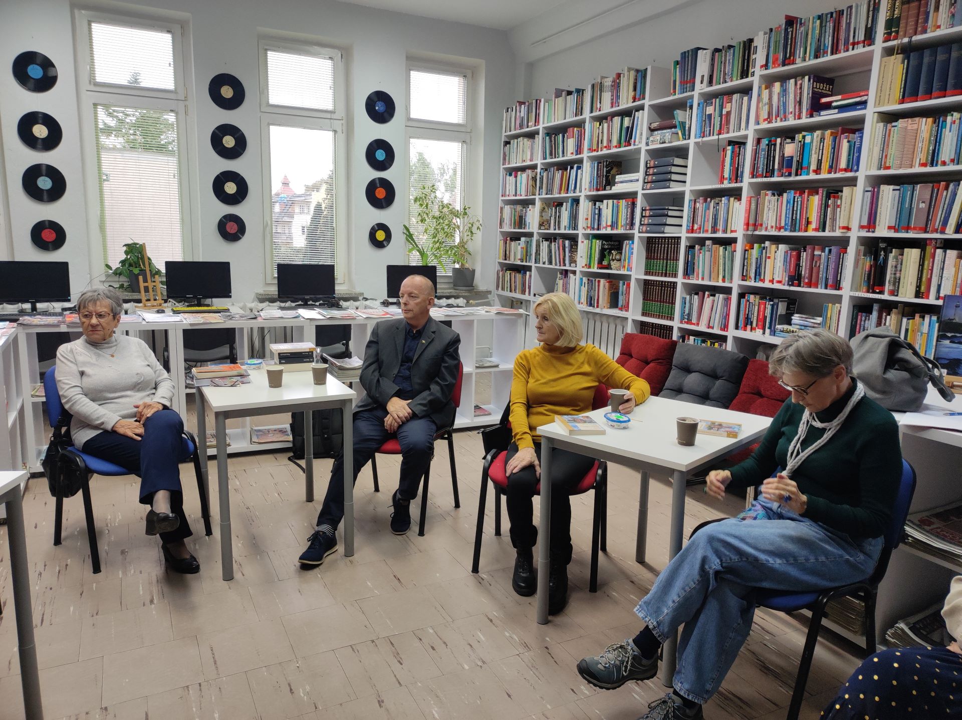 Zdjęcie przedstawia ludzi w bibliotece