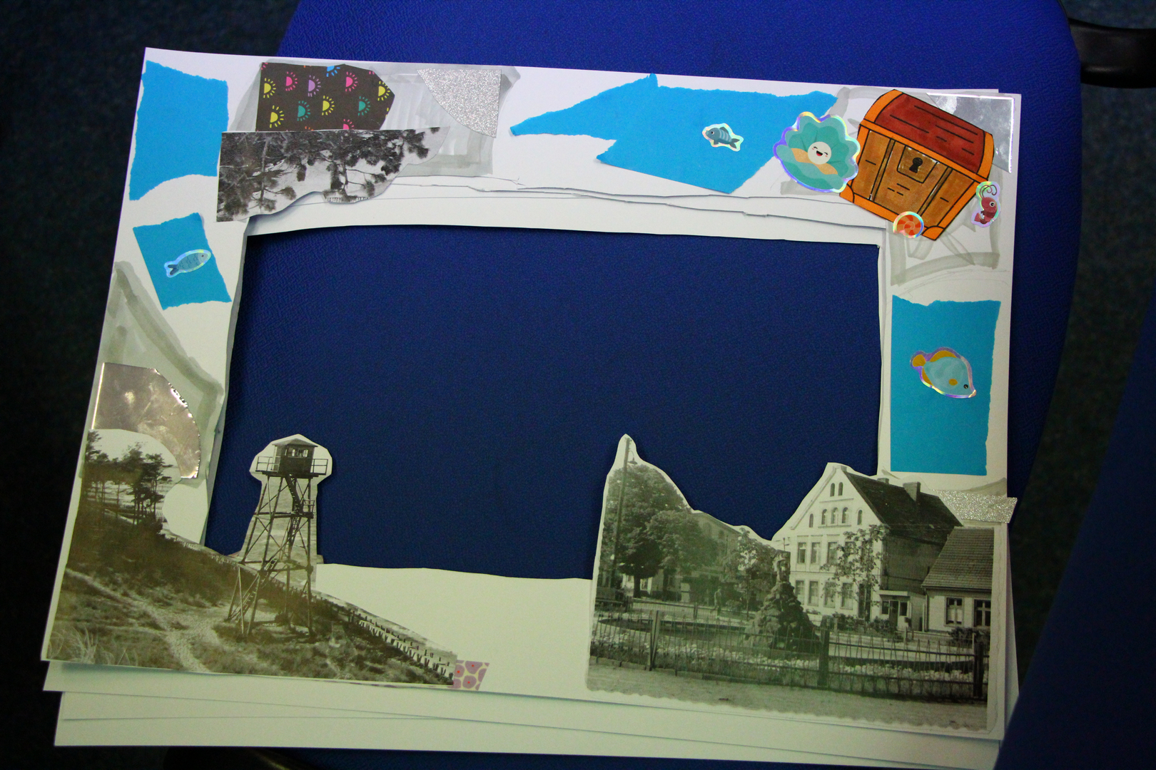 Zdjęcie przedstawia ludzi w bibliotece