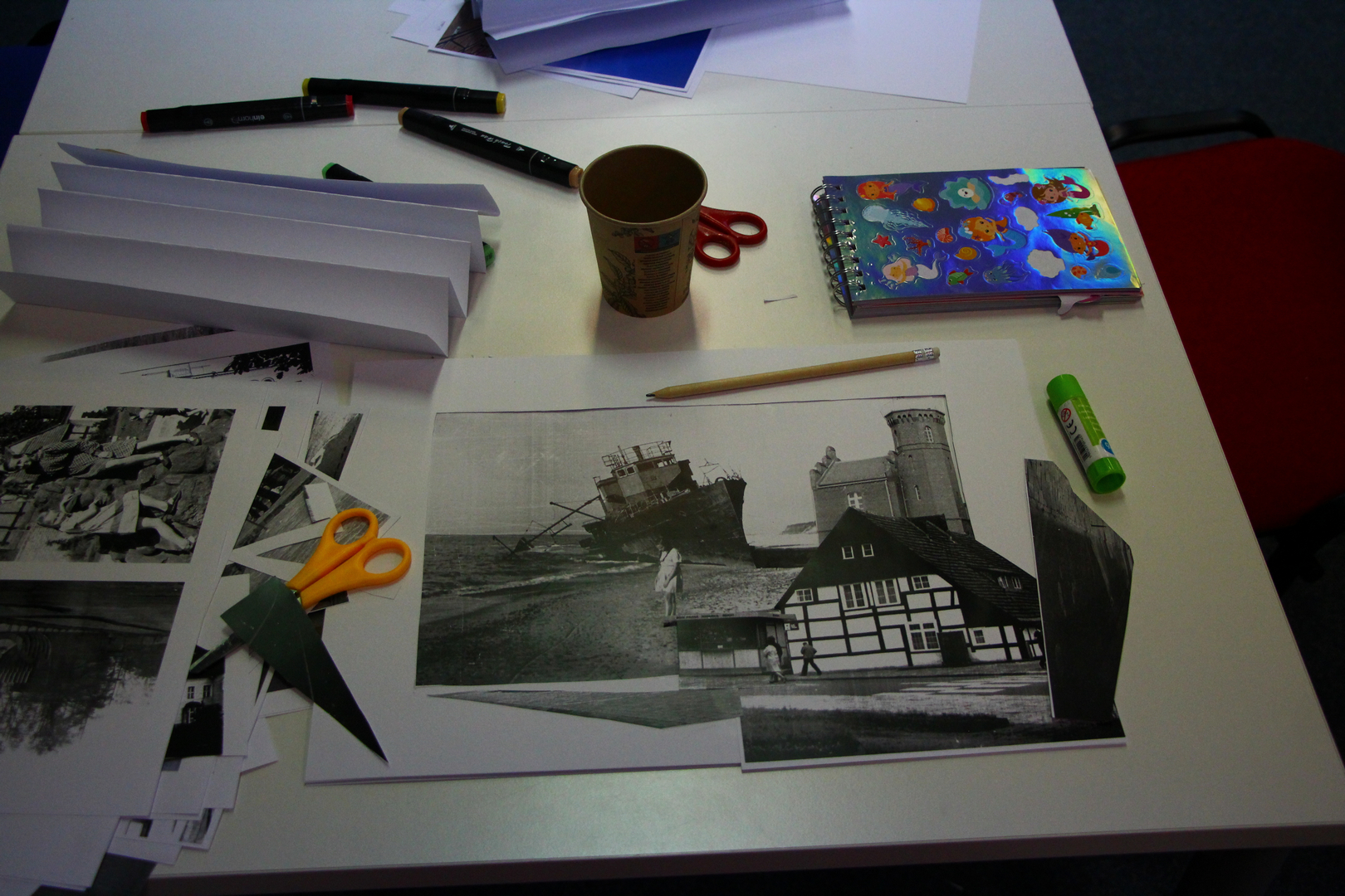 Zdjęcie przedstawia ludzi w bibliotece