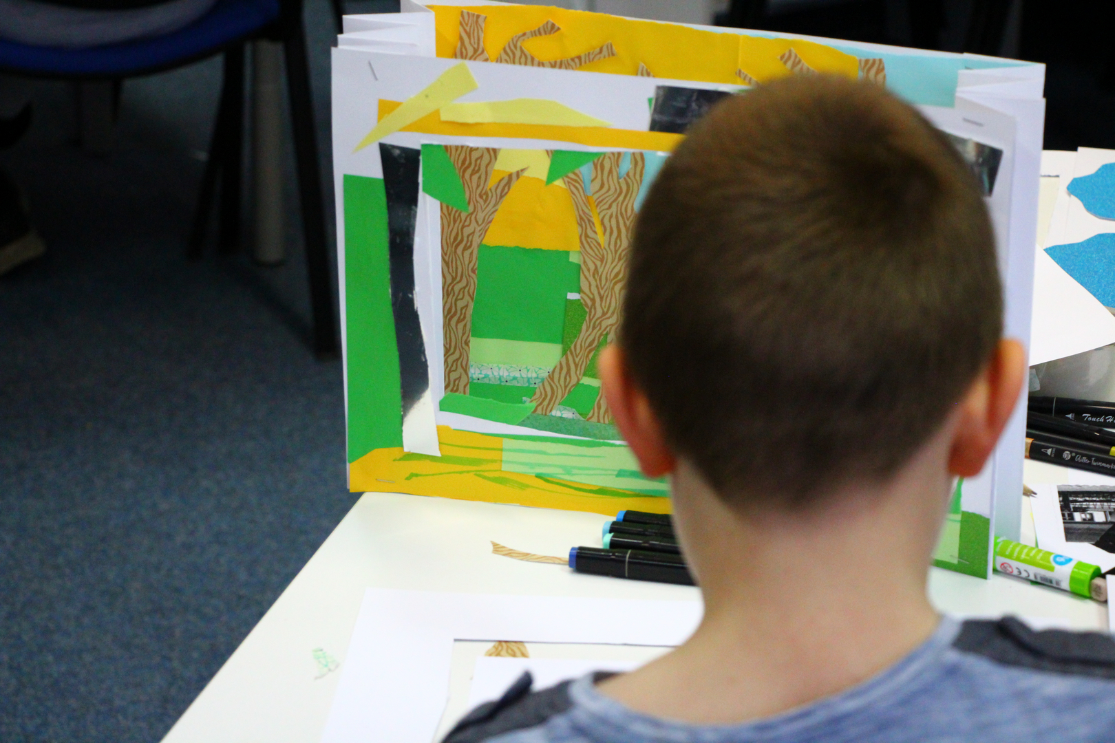 Zdjęcie przedstawia ludzi w bibliotece