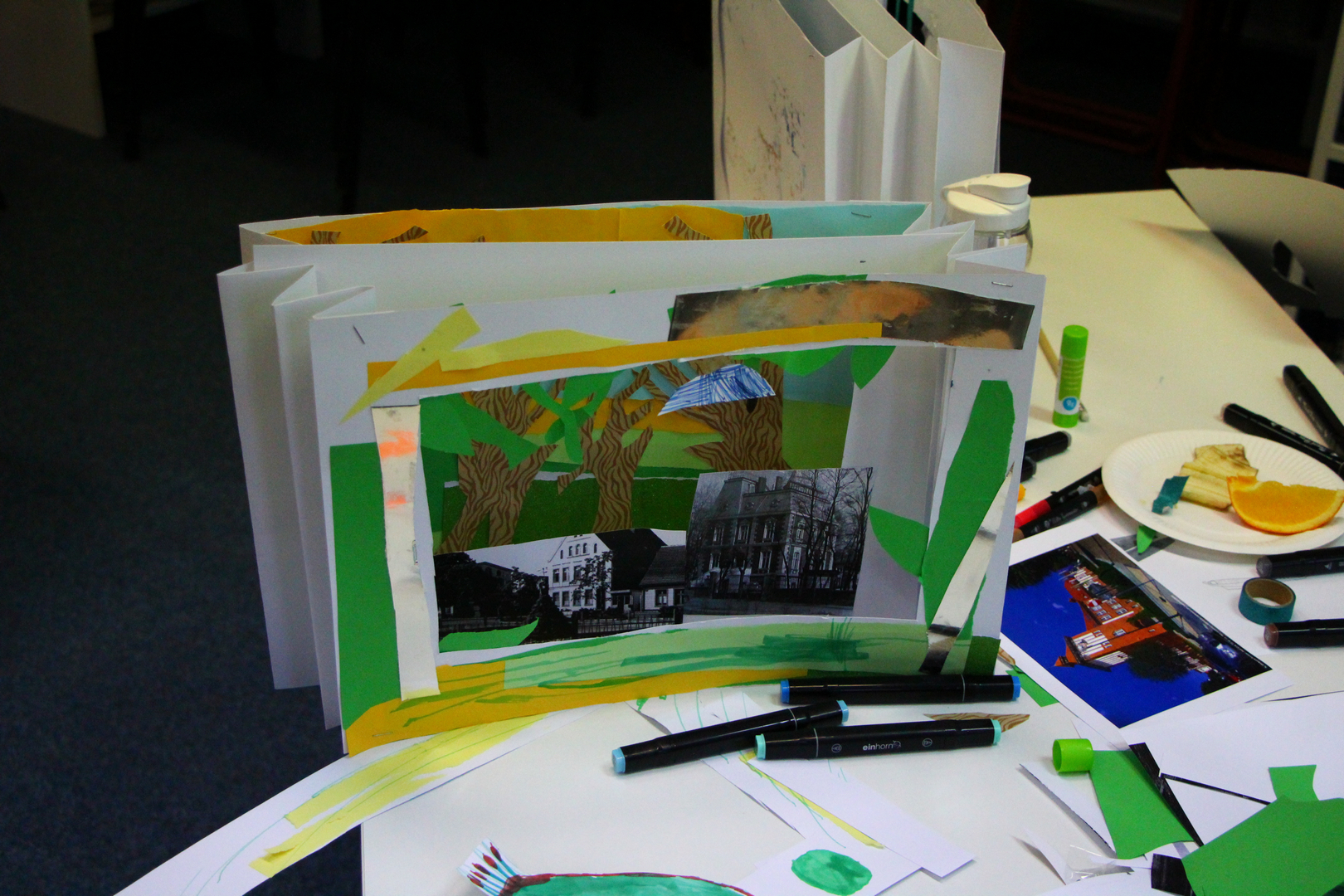 Zdjęcie przedstawia ludzi w bibliotece