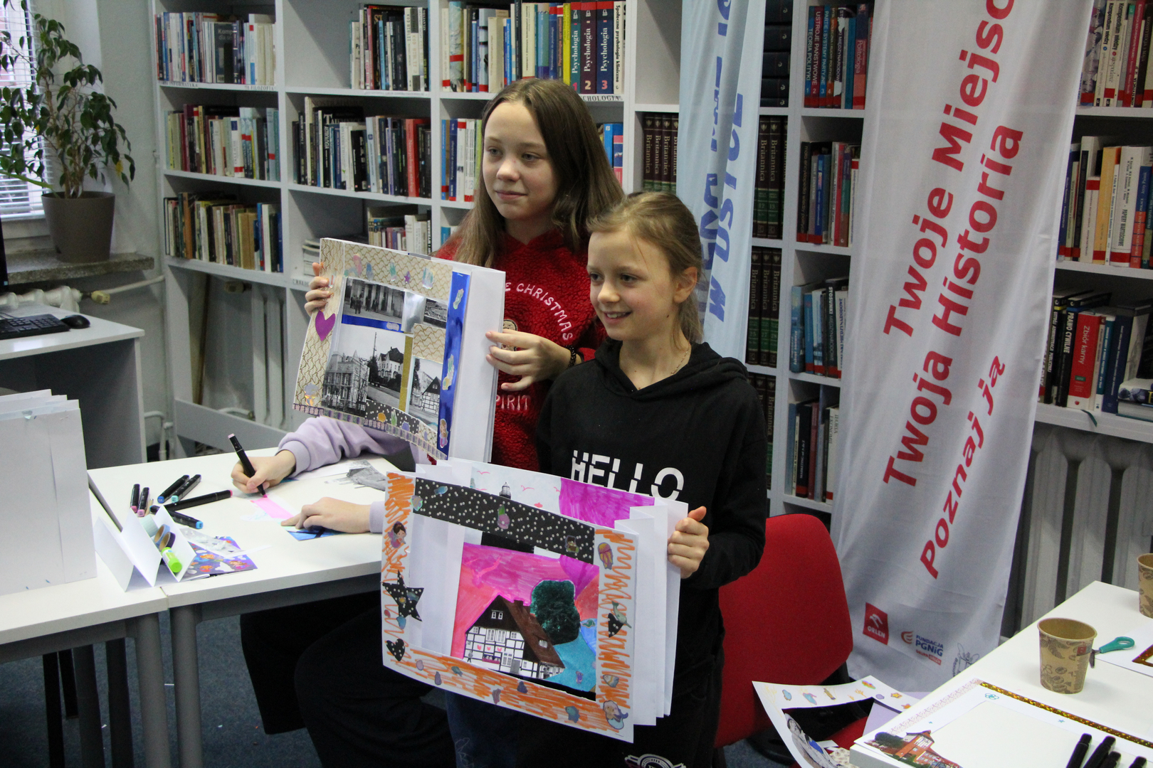 Zdjęcie przedstawia ludzi w bibliotece