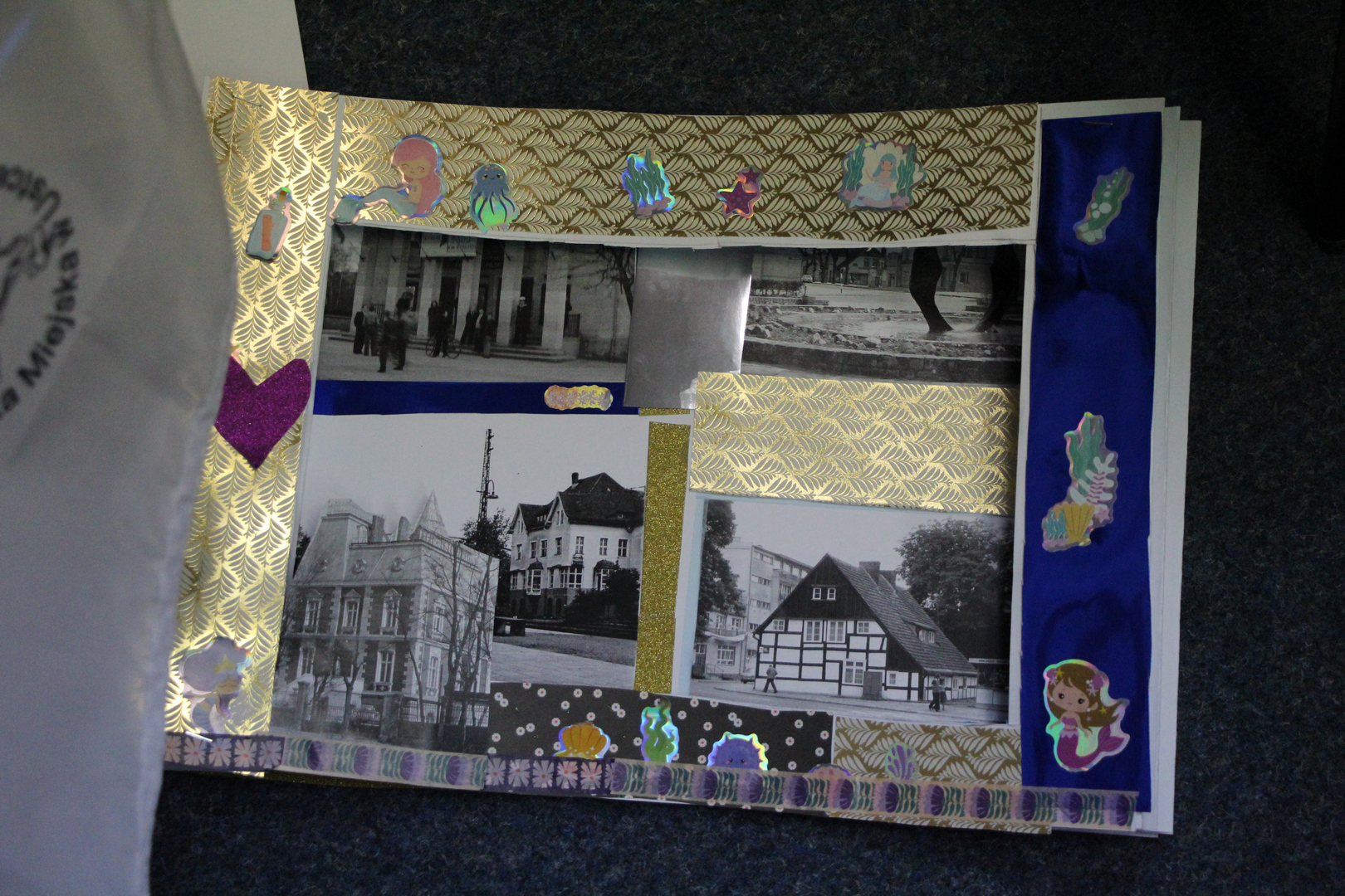 Zdjęcie przedstawia ludzi w bibliotece