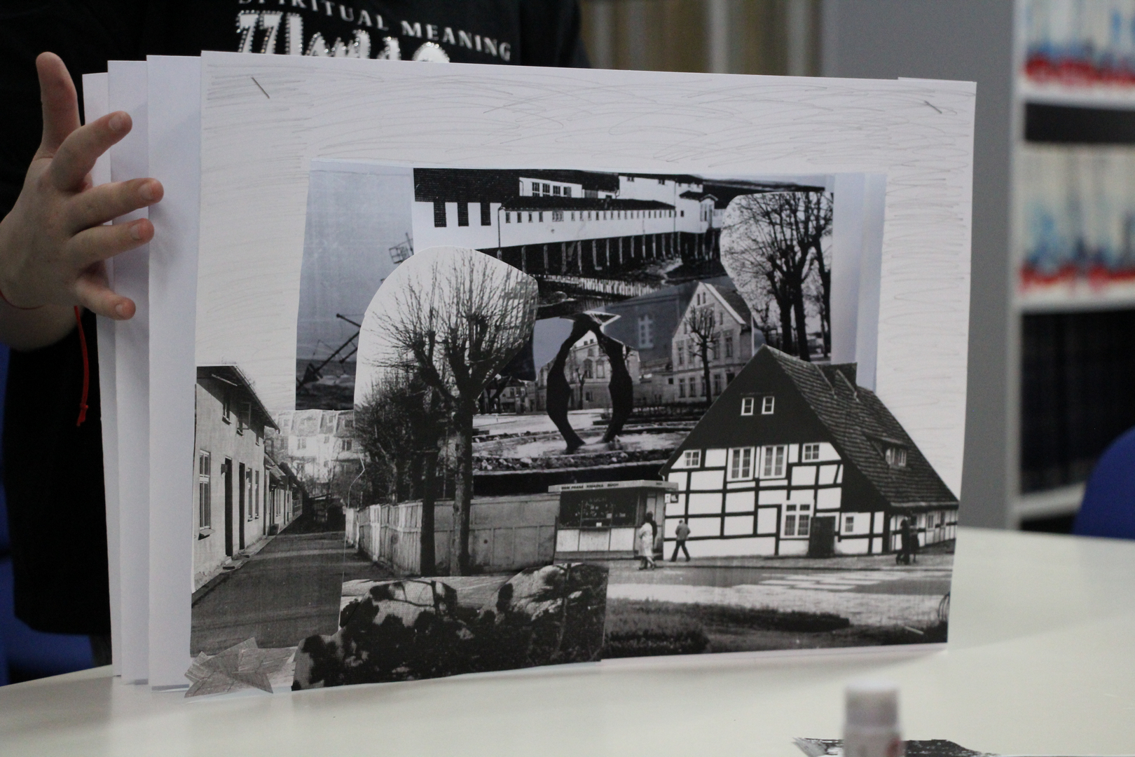 Zdjęcie przedstawia ludzi w bibliotece