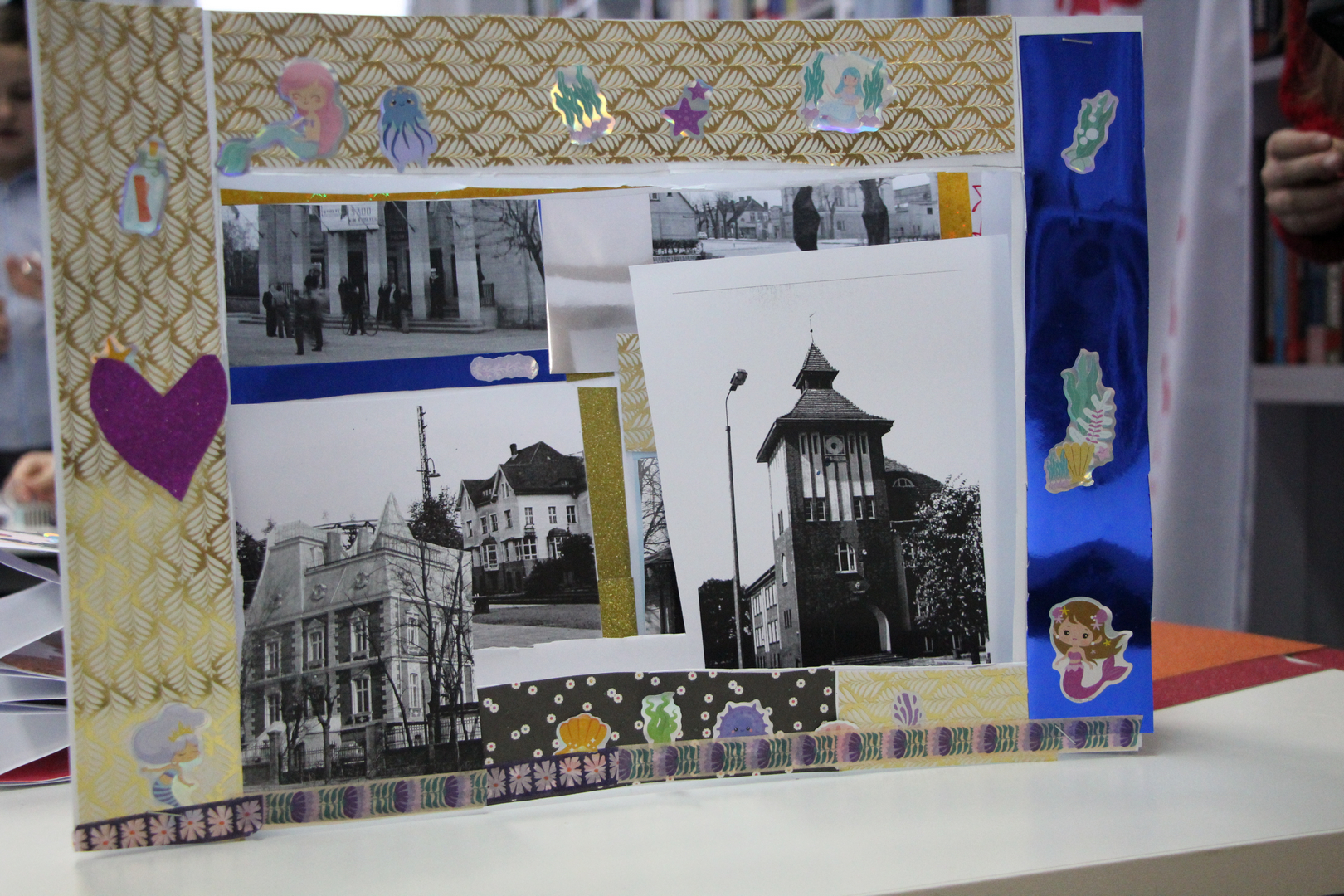 Zdjęcie przedstawia ludzi w bibliotece