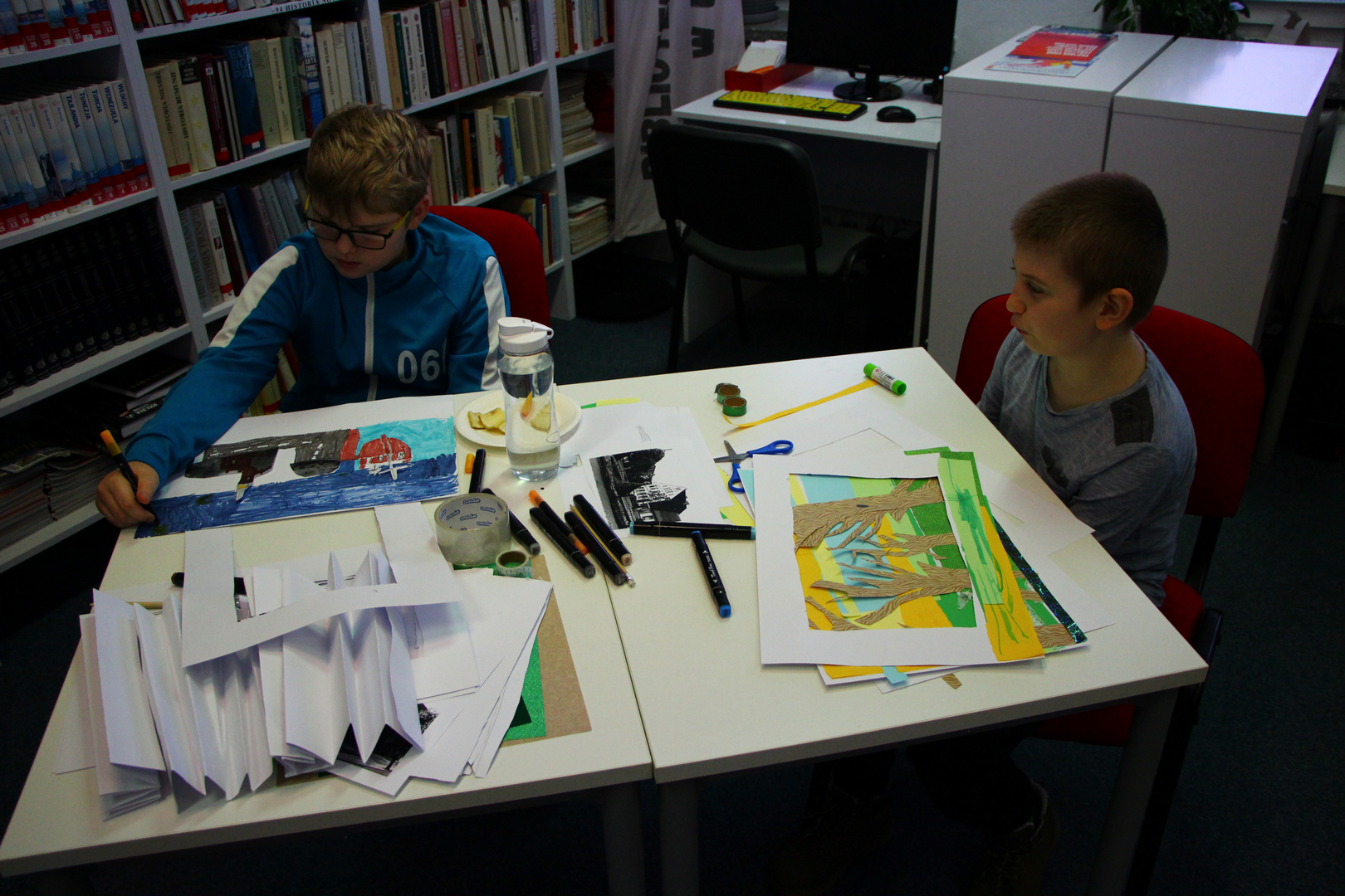 Zdjęcie przedstawia ludzi w bibliotece