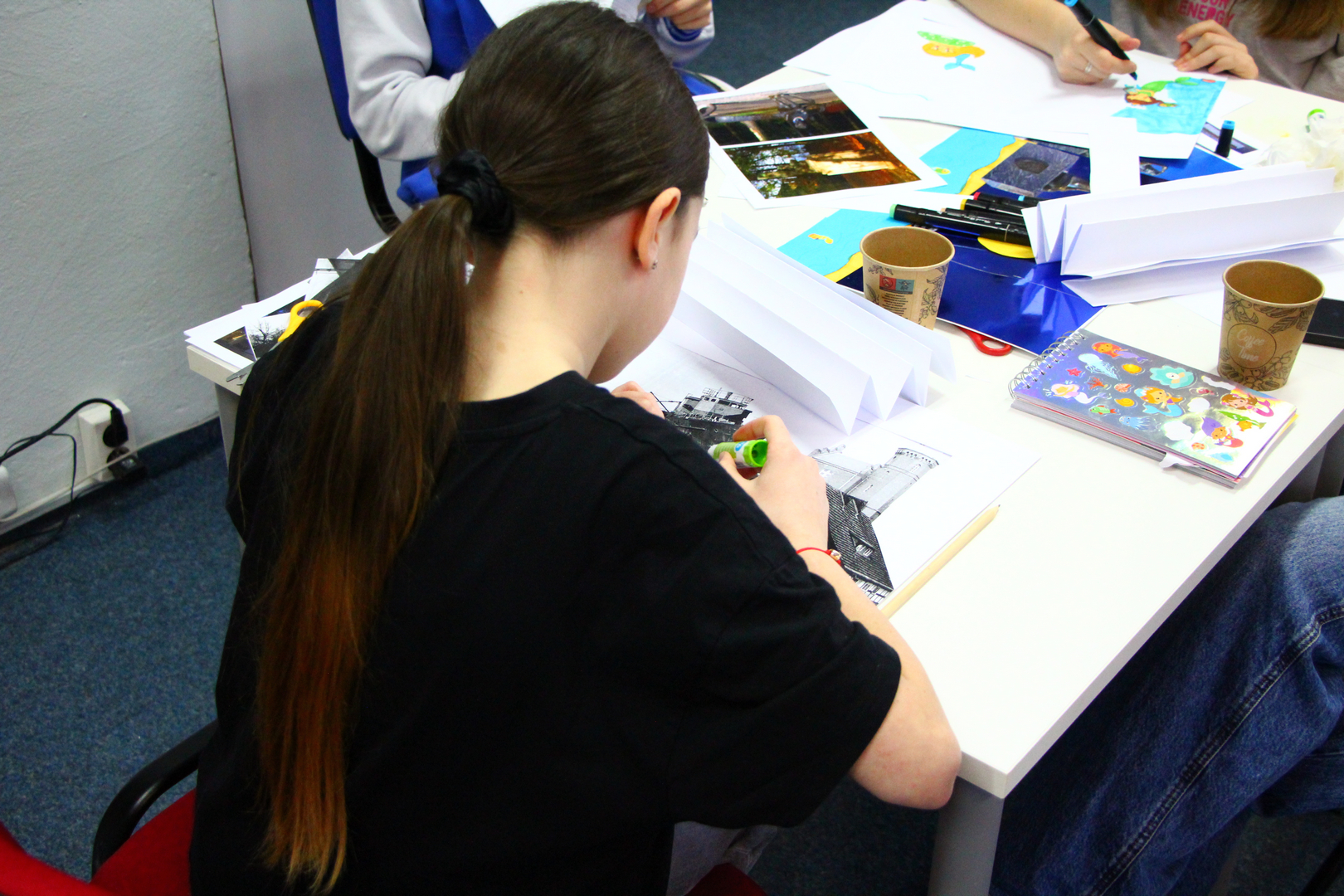 Zdjęcie przedstawia ludzi w bibliotece