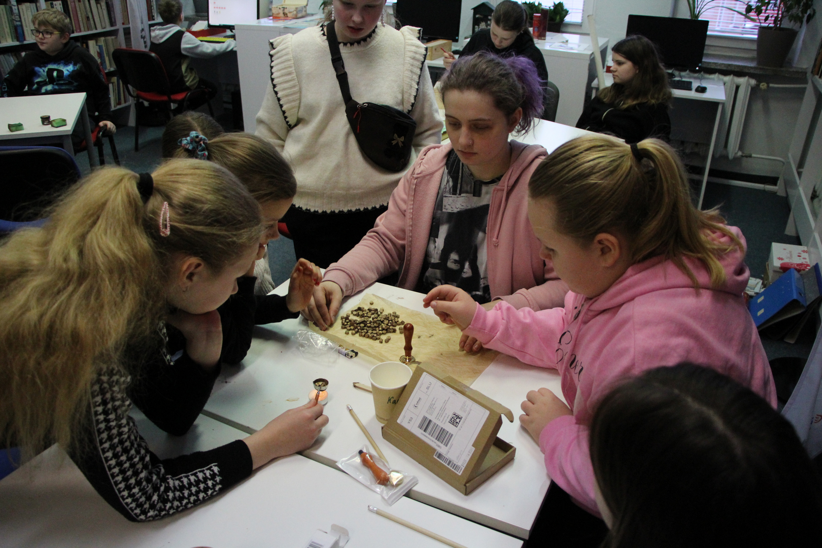 Zdjęcie przedstawia ludzi w bibliotece