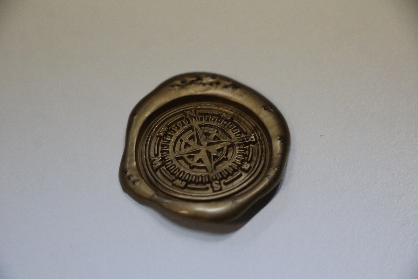 Zdjęcie przedstawia ludzi w bibliotece