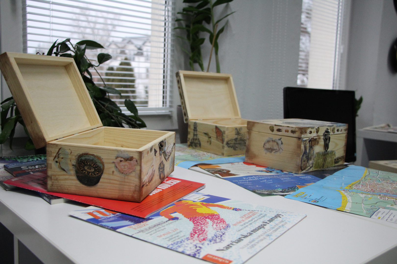 Zdjęcie przedstawia ludzi w bibliotece