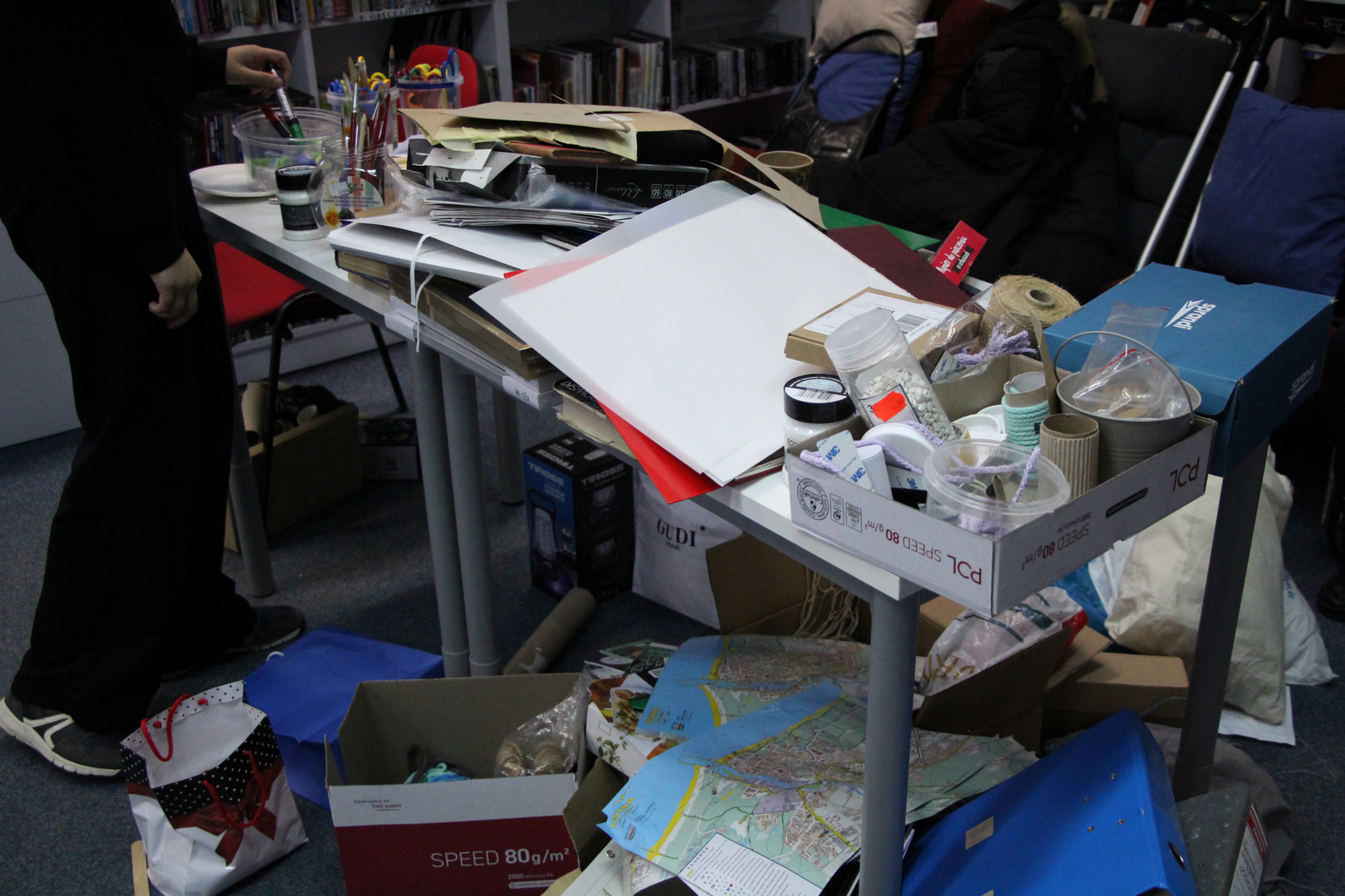 Zdjęcie przedstawia ludzi w bibliotece