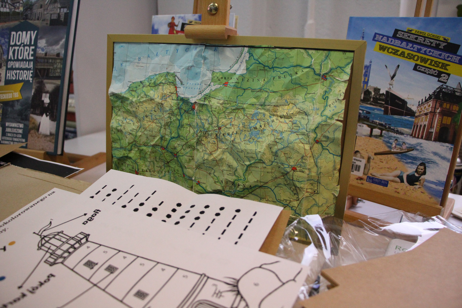 Zdjęcie przedstawia ludzi w bibliotece