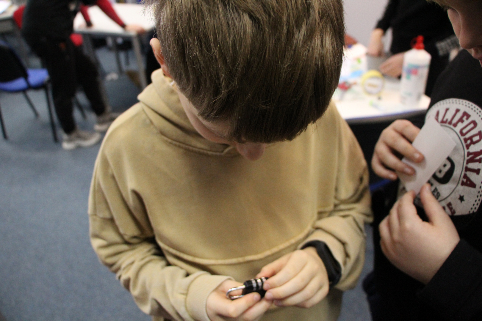 Zdjęcie przedstawia ludzi w bibliotece
