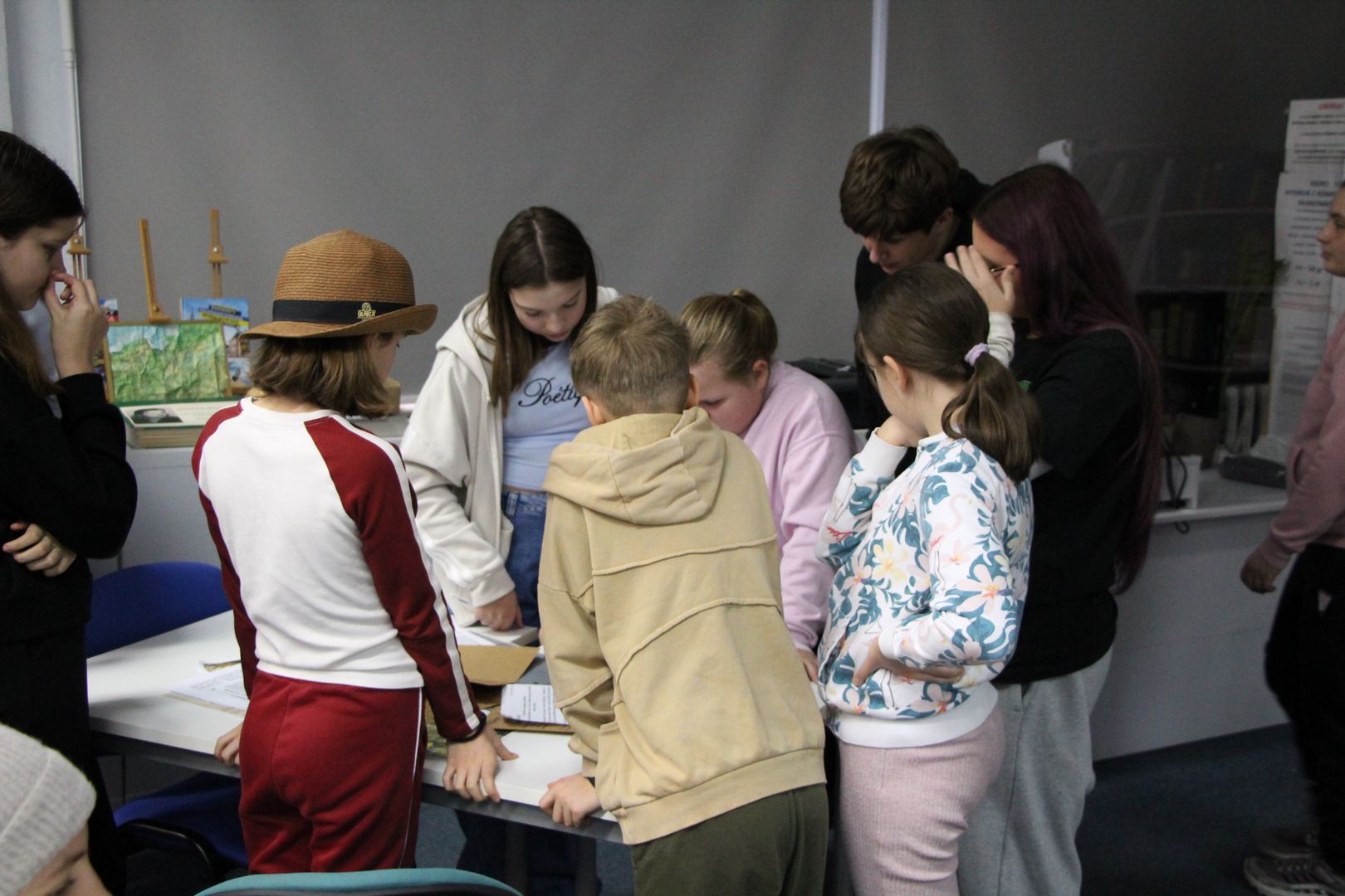 Zdjęcie przedstawia ludzi w bibliotece