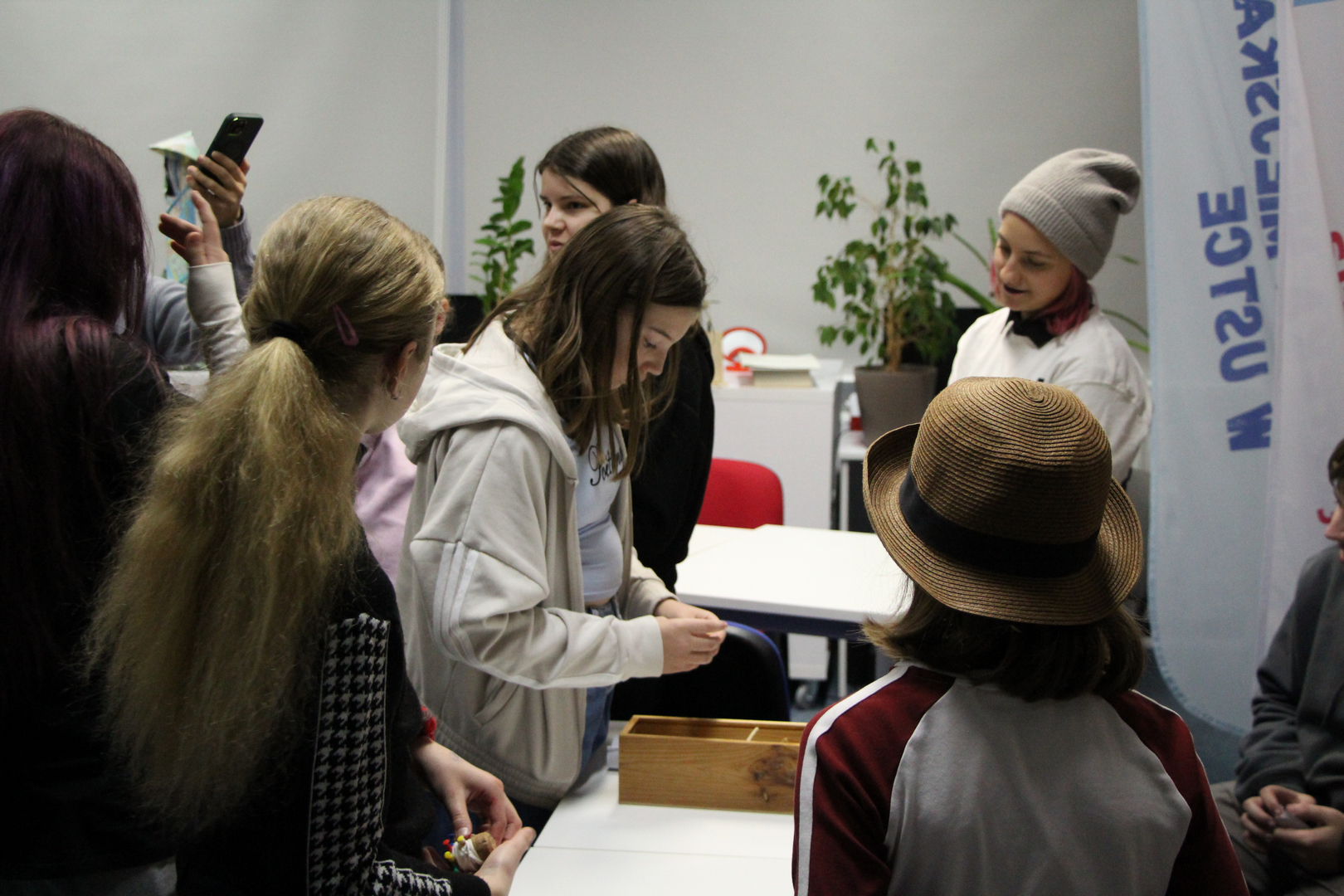 Zdjęcie przedstawia ludzi w bibliotece