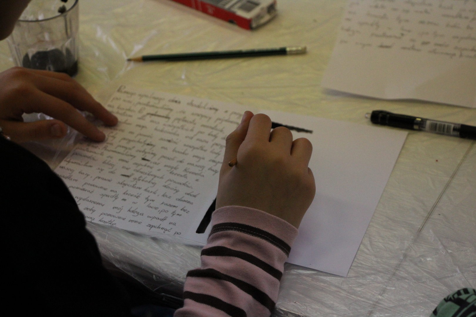 Zdjęcie przedstawia ludzi w bibliotece