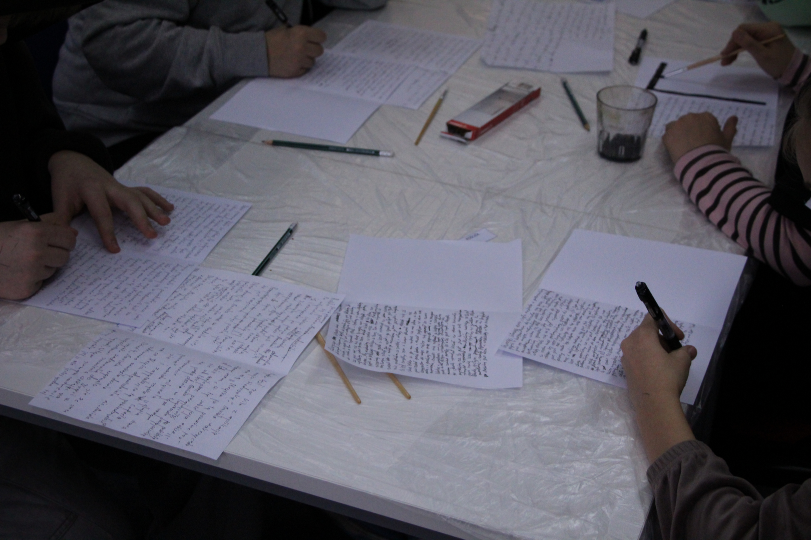 Zdjęcie przedstawia ludzi w bibliotece